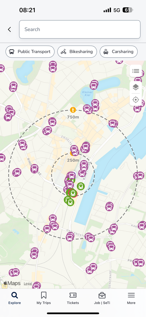 Kartenansicht der NAH SH App mit Haltestellen des öffentlichen Nahverkehrs, Distanzringen und Mobilitätsoptionen