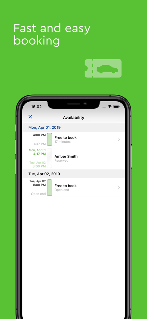 mobileeee E-Carsharing - Ein Smartphone, das den Buchungsbildschirm der mobileeee App mit der Verfügbarkeit von Elektroautos zeigt