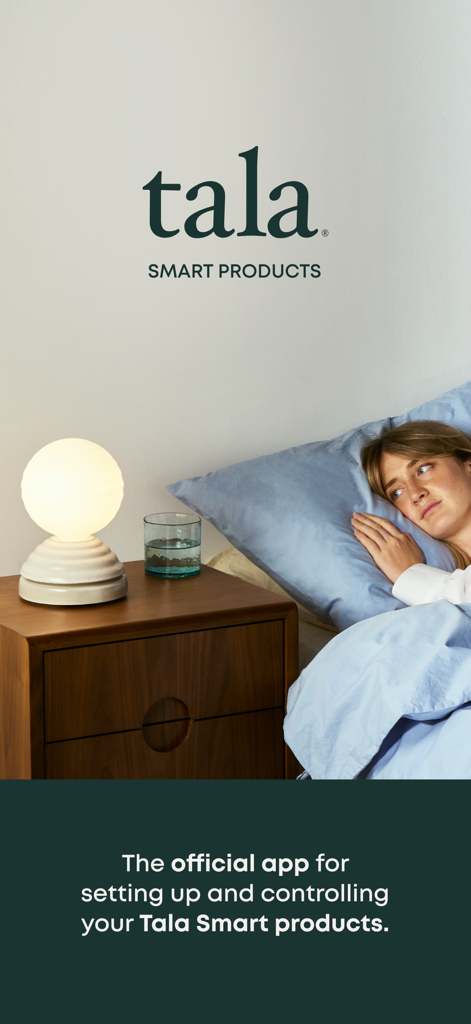 Tala - Una mujer en la cama junto a una lámpara de diseño Tala de luz cálida sobre una mesita de noche de madera