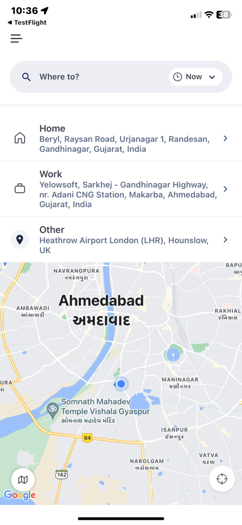 Fleeyo: Taxi, Transfers & Ride - 차량 예약을 위한 목적지 검색 및 지도 보기를 보여주는 Fleeyo 택시 앱 인터페이스