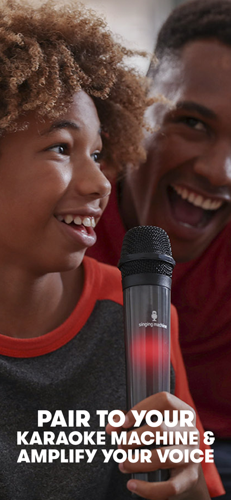 Singing Machine Karaoke - Un niño y un hombre sonriendo mientras usan un micrófono de karaoke Singing Machine para amplificar sus voces.