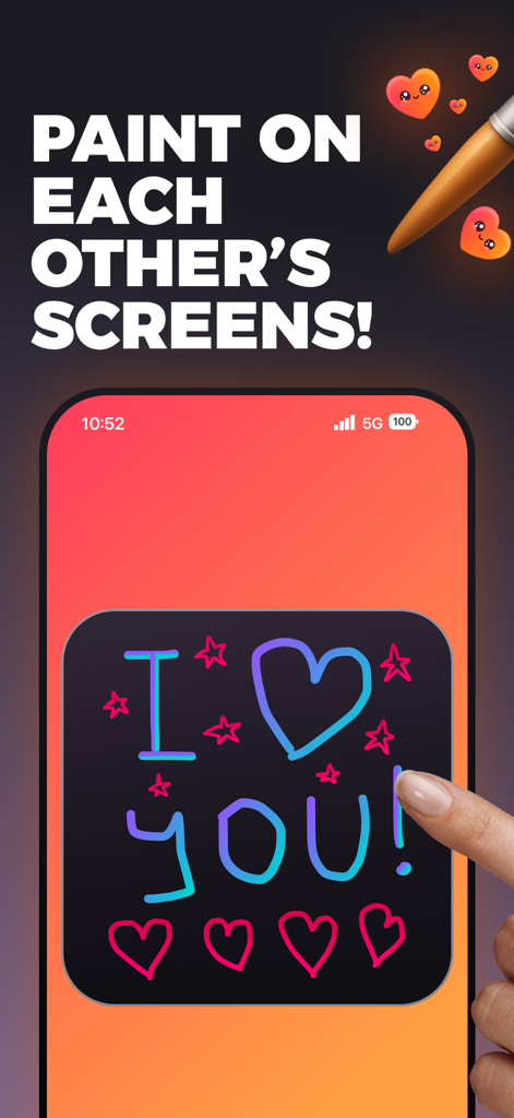 Une personne dessinant un message 'Je t'aime' sur un widget partagé pour couples pour l'écran d'accueil.