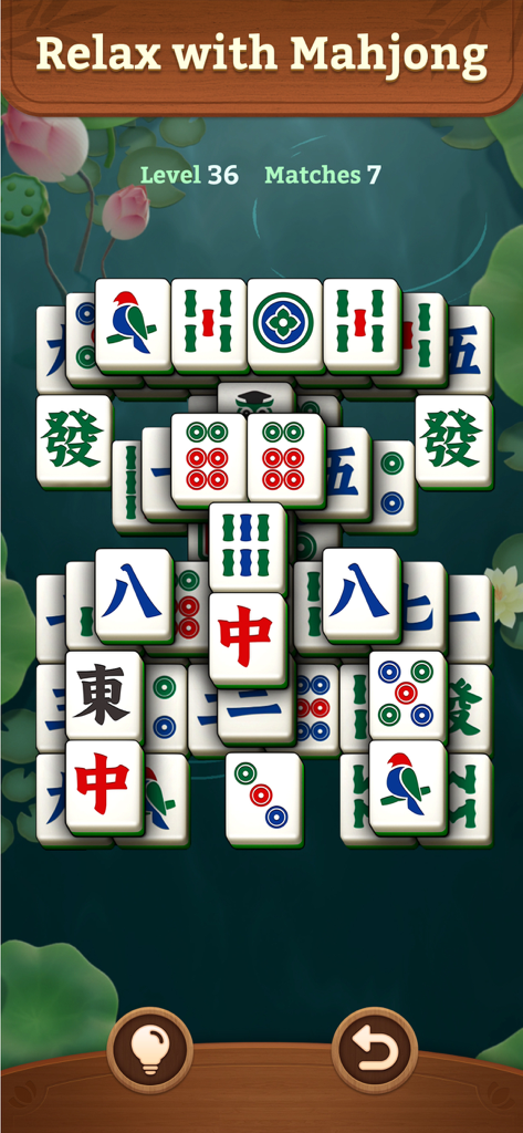 Pantalla de jugabilidad relajante de Mahjong Solitaire con piezas grandes y amigables con la vista sobre un pacífico fondo de estanque de lotos