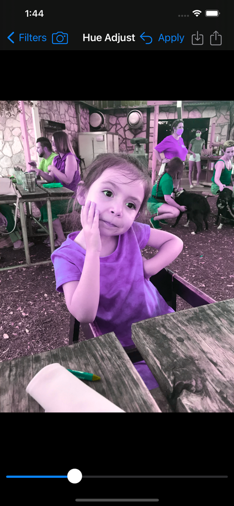 Schermata dello smartphone che mostra lo strumento Regolazione Tonalità che applica un filtro viola a una foto di un bambino nell'app Filtri Immagine.