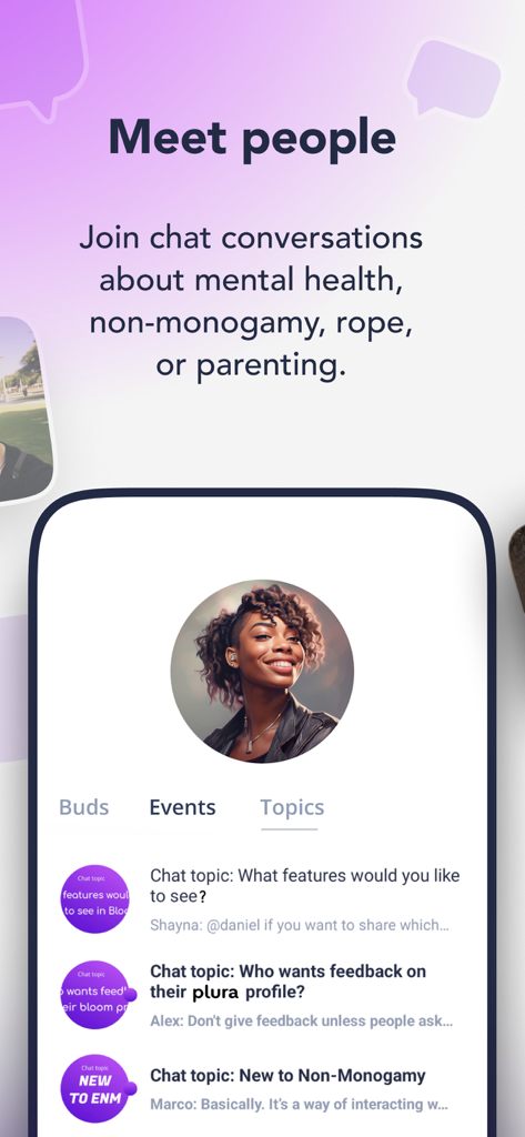 Plura: Meet Partners & Friends - Interfaz de la aplicación Plura mostrando la pestaña Temas con conversaciones de chat comunitarias sobre no monogamia y comentarios de perfil