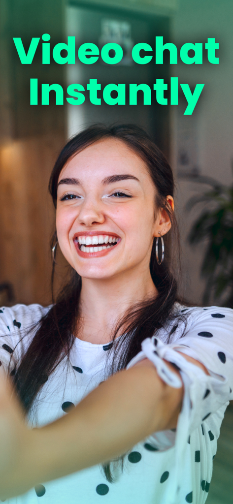 Una mujer joven sonriendo usando la aplicación Azar para videollamadas instantáneas y descubrimiento social