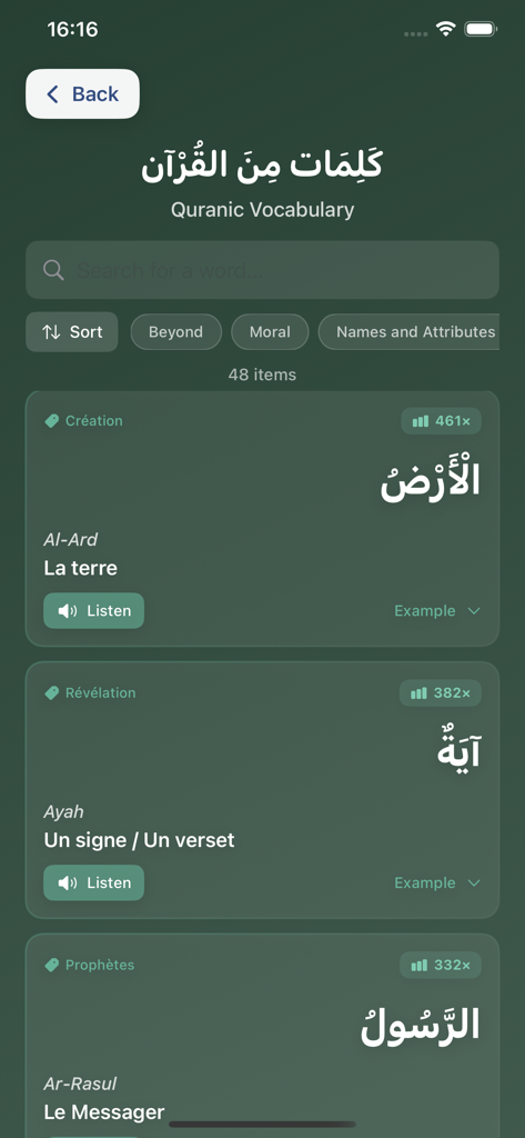 Bayan: Quranic Arabic Reader - Interface do aplicativo Bayan exibindo cartões de vocabulário em árabe corânico com transliterações e botões de áudio