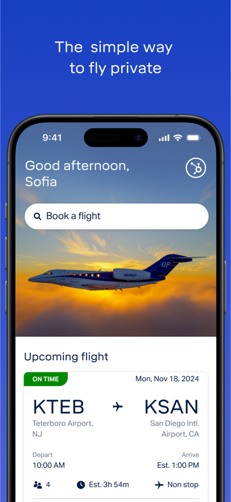 Wheels Up Mobile App Dashboard mit einem Privatjet bei Sonnenuntergang und einer bevorstehenden Flugroute von Teterboro nach San Diego