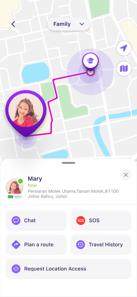 Una pantalla de aplicación móvil que muestra la ubicación de un miembro de la familia en un mapa con opciones de chat y SOS