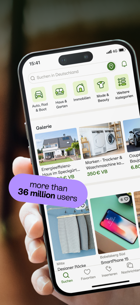 Kleinanzeigen - without eBay - Una persona sosteniendo un teléfono inteligente que muestra la interfaz de la app Kleinanzeigen con varias categorías de compras y una galería de anuncios locales.