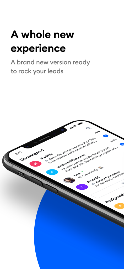 Interface do aplicativo móvel Tidio exibindo conversas de chat de clientes não atribuídas em uma tela de smartphone