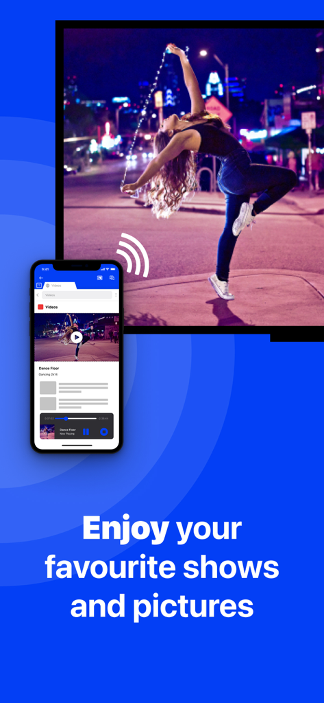 iPhone-Bildschirm spiegelt ein Tanzvideo kabellos auf einen Panasonic Smart TV