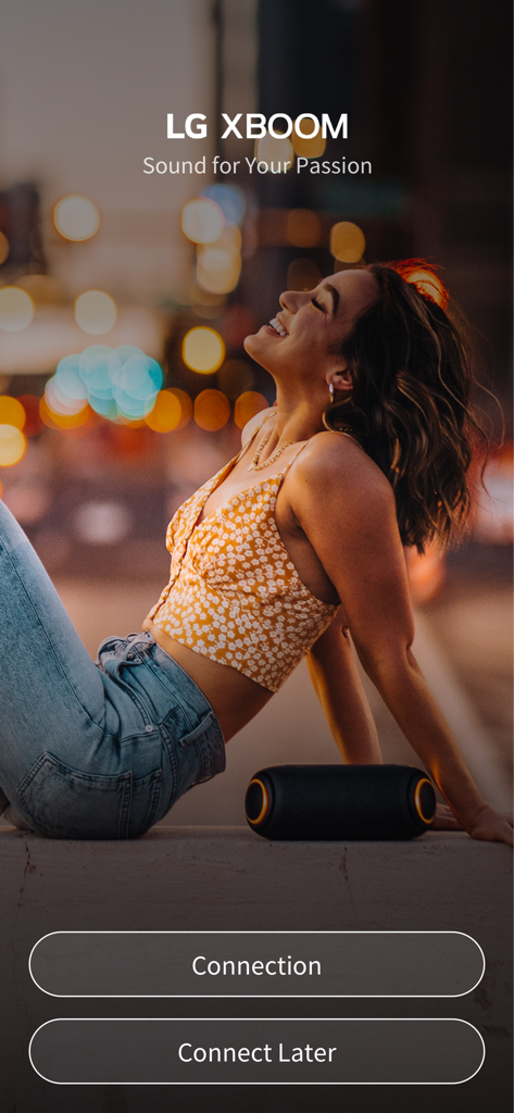 LG XBOOM – 2024 and earlier - Una mujer sonriendo junto a un altavoz portátil LG XBOOM en la pantalla de bienvenida de la aplicación con opciones de conexión