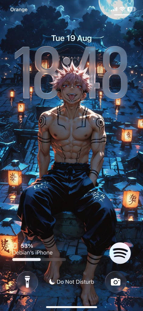 iPhone-Sperrbildschirm zeigt ein Live-Hintergrundbild von Sukuna aus Jujutsu Kaisen