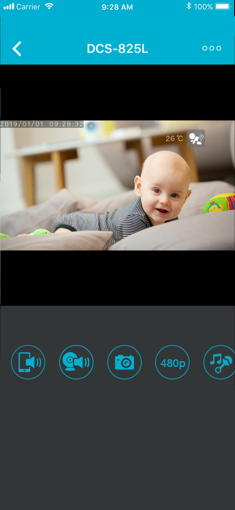 mydlink Lite - Un feed video live di un bambino che gattona su un letto visualizzato nell'interfaccia dell'app mydlink Lite per il modello di fotocamera DCS-825L.