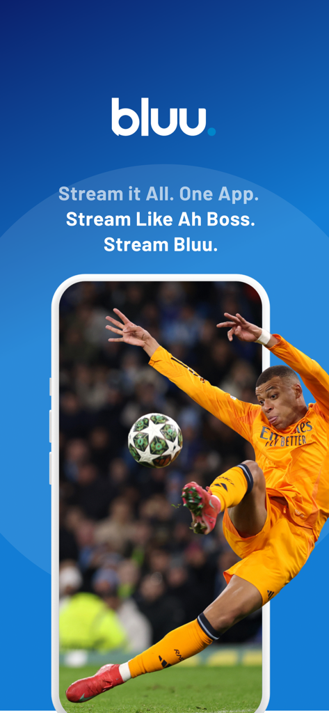 Promoción de la aplicación StreamBluu con un jugador de fútbol en la pantalla de un teléfono móvil con el lema "Transmite como un Jefe"