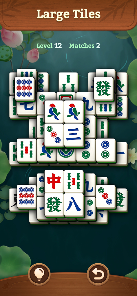 Piezas grandes de Mahjong amigables con la vista sobre un fondo pacífico de nenúfares