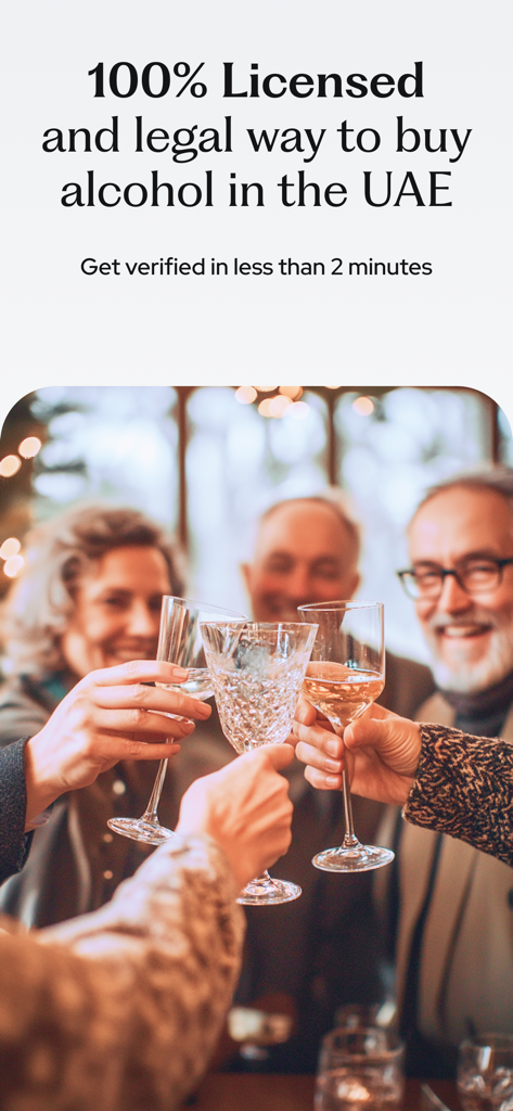 Um grupo de amigos brindando com taças de vinho pela entrega legal de álcool nos Emirados Árabes Unidos