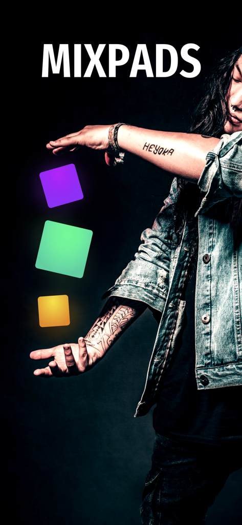 Eine Person mit Tätowierungen nutzt leuchtende Musik-Pads in der Mixpads DJ-Mixer-App