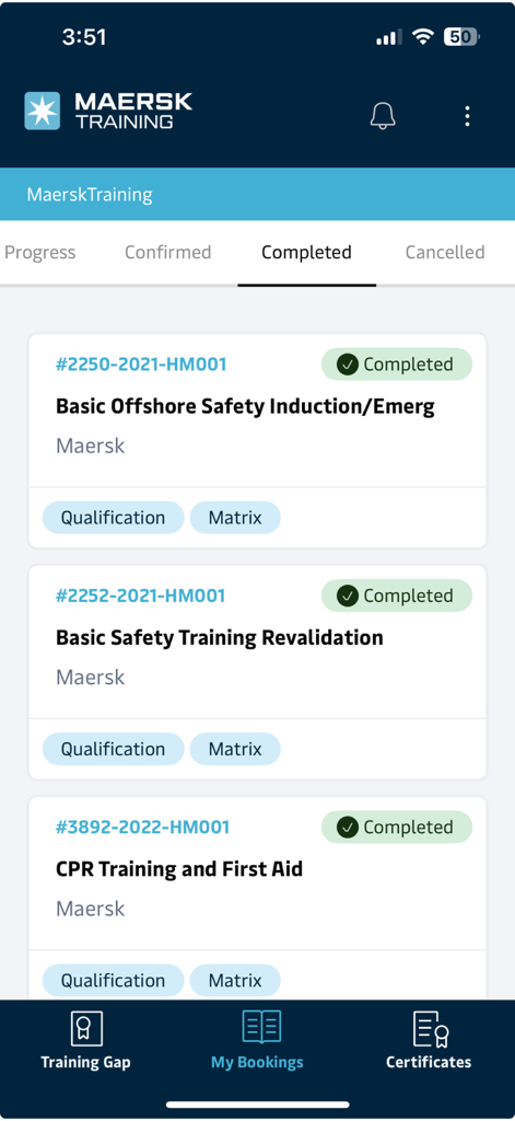 Tela do aplicativo móvel exibindo uma lista de cursos concluídos de treinamento industrial de segurança e primeiros socorros