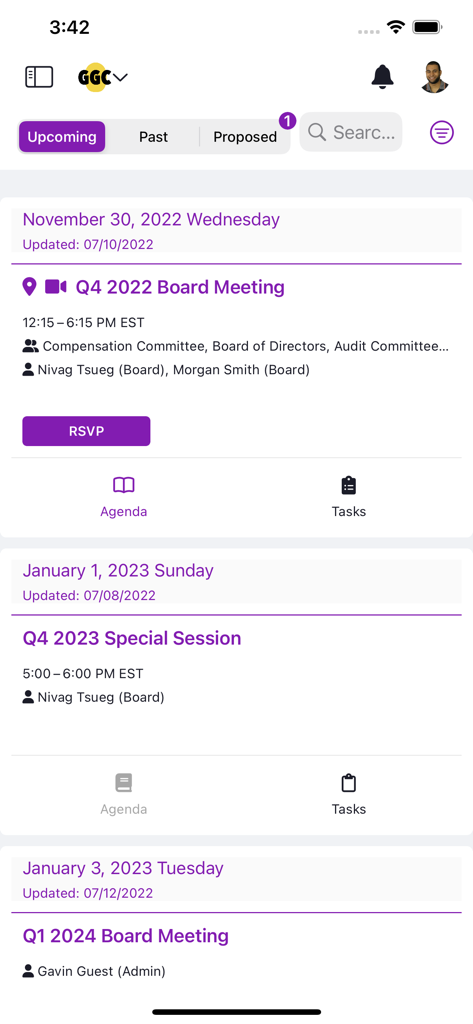Captura de tela do aplicativo Govenda mostrando uma lista de próximas reuniões do conselho com opções para RSVP e visualização da agenda.