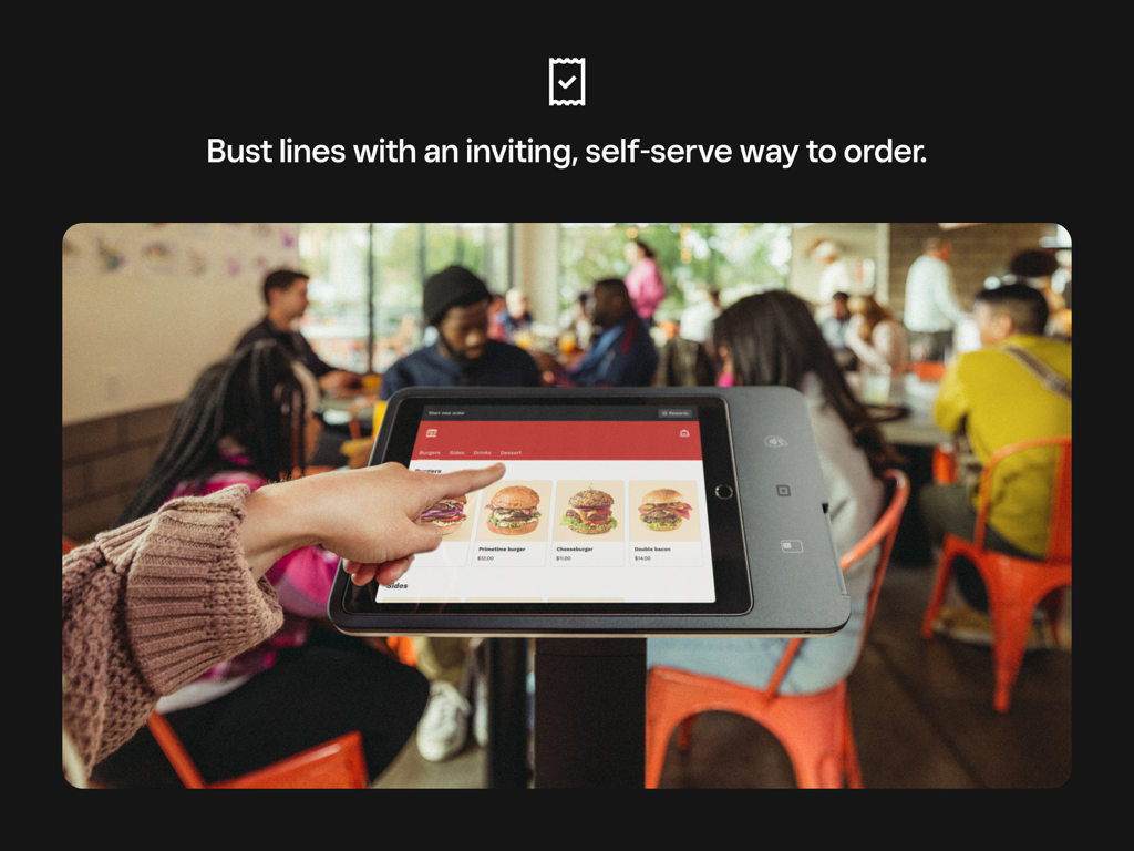 Square Kiosk - レストランでSquare Kiosk iPad端末でハンバーガーを注文している人