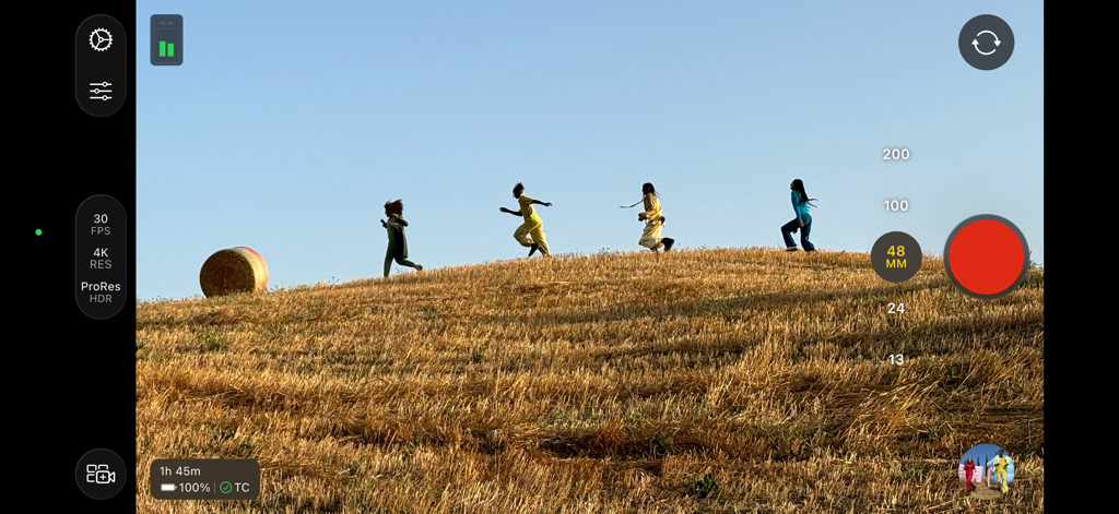 Final Cut Camera - 언덕을 달리는 사람들의 장면 위로 ProRes 4K 설정과 함께 전문가용 영상 녹화 제어가 표시된 Final Cut Camera 앱 인터페이스