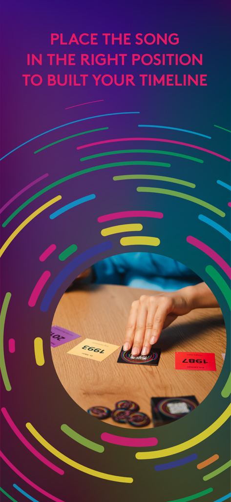 HITSTER - Un jugador organizando cartas de música en orden cronológico para construir una línea de tiempo en el juego Hitster.