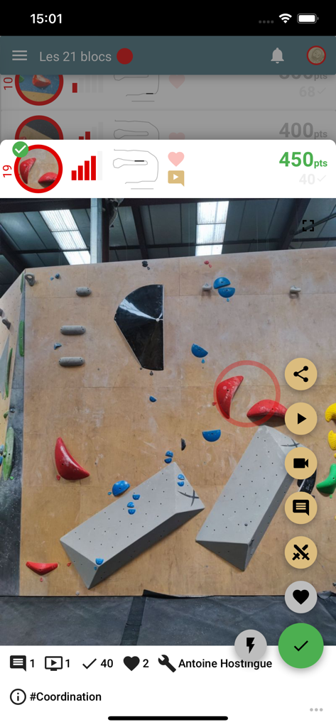 SocialBoulder - Écran de l'application SocialBoulder affichant une voie de bloc intérieure avec des points de difficulté et des fonctionnalités d'interaction sociale