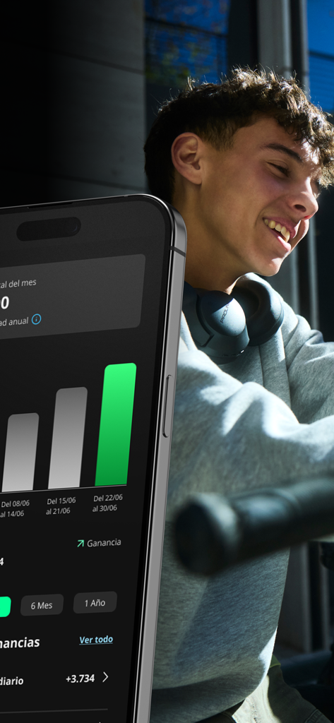 Tenpo - Una cuenta muy tú - Un giovane sorridente sullo sfondo con uno smartphone in primo piano che mostra grafici di investimento finanziario e guadagni sull'interfaccia dell'app Tenpo.