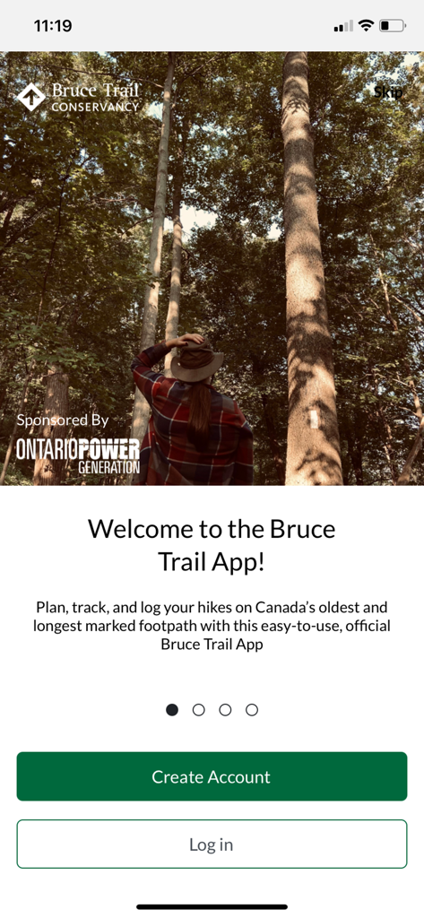 Bruce Trail App - Pantalla de bienvenida de la aplicación Bruce Trail que muestra a un excursionista en un bosque con árboles altos