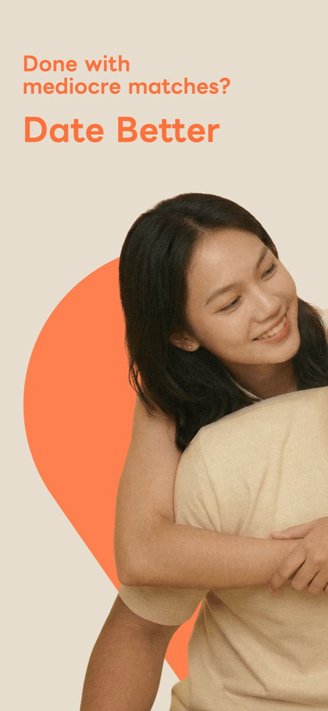 Una giovane donna sorridente che abbraccia il suo partner con la scritta Finito con i match mediocri Incontra meglio