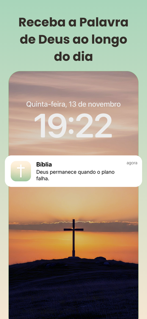 Biblia Diária - Tela de bloqueio do iPhone mostrando uma notificação de versículo bíblico diário do aplicativo Bíblia Diária contra uma paisagem de pôr do sol com uma cruz.