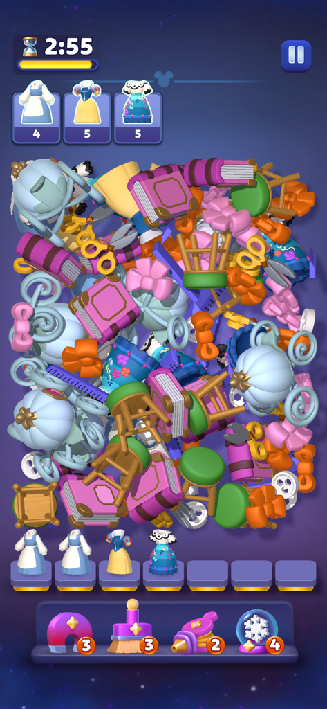 Disney Magic Match 3D - Gameplay de Disney Magic Match 3D mostrando un puzzle de clasificación 3D con objetos como el carruaje de Cenicienta y vestidos de princesas de Disney.