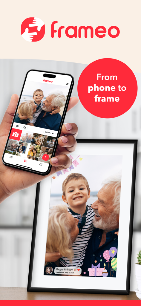 Una mano sosteniendo un smartphone usando la aplicación Frameo para enviar una foto familiar a un marco de fotos digital WiFi