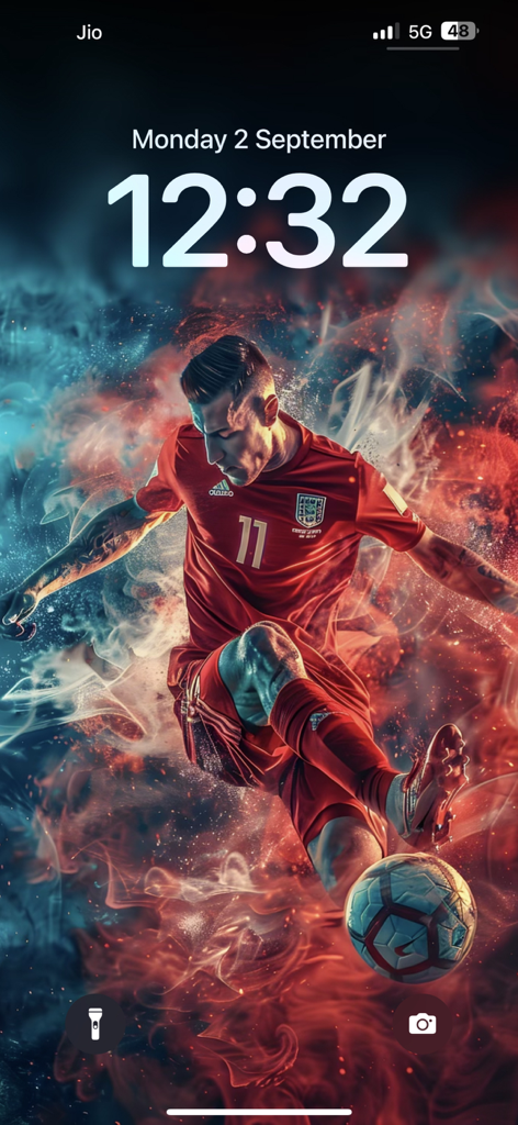 Football Wallpaper HD 4k - Fondo de pantalla artístico de un jugador de fútbol con efectos de fuego en la pantalla de bloqueo de un móvil