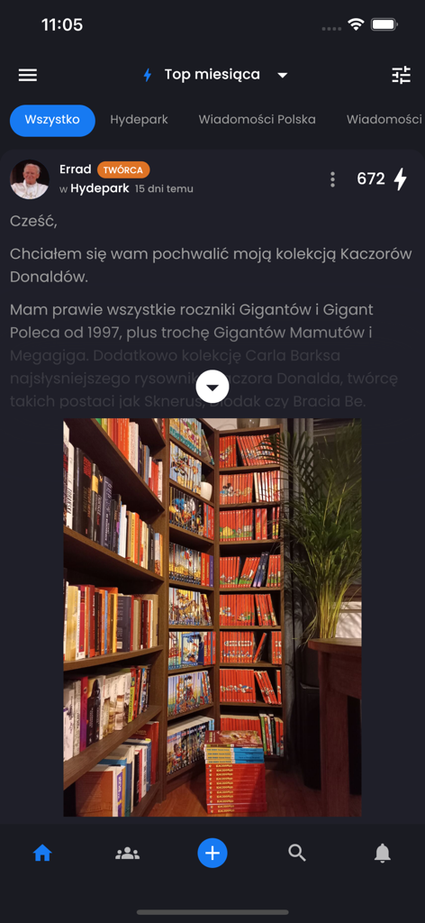 Hejto - A screenshot of the Hejto mobile app showing a user post in the Hydepark community featuring a large collection of comic books on bookshelves.