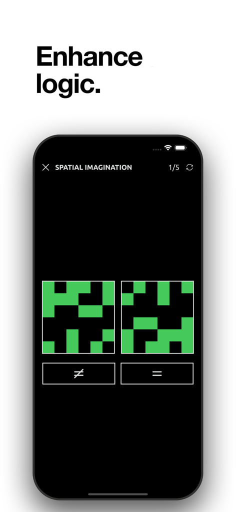 Reaction training. - Un rompecabezas de lógica de imaginación espacial en la aplicación Entrenamiento de Reacción que muestra dos cuadrículas de píxeles verdes para comparar su igualdad
