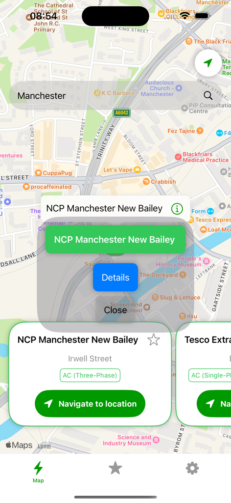 ChargeEV - Vista del mapa de la aplicación ChargeEV que muestra una estación de carga de vehículos eléctricos en Manchester con un botón de navegación