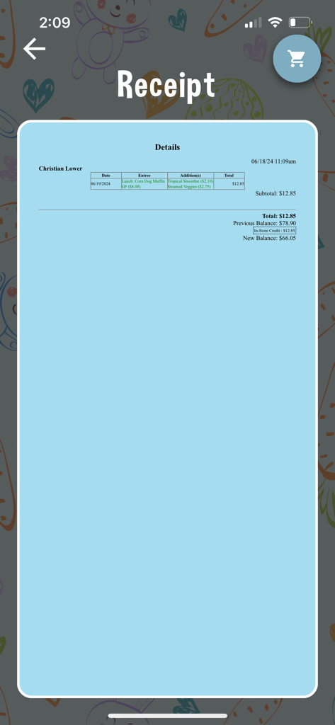 Recibo digital na aplicação Ki's School Lunches mostrando detalhes da encomenda de um muffin de salsicha com batatas fritas e smoothies com saldo de conta atualizado.