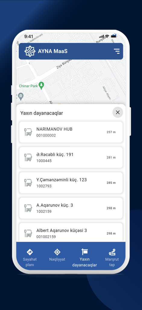 AYNA MaaS - Interfaz de la aplicación AYNA MaaS que muestra una lista de paradas de autobús cercanas y sus distancias en un mapa