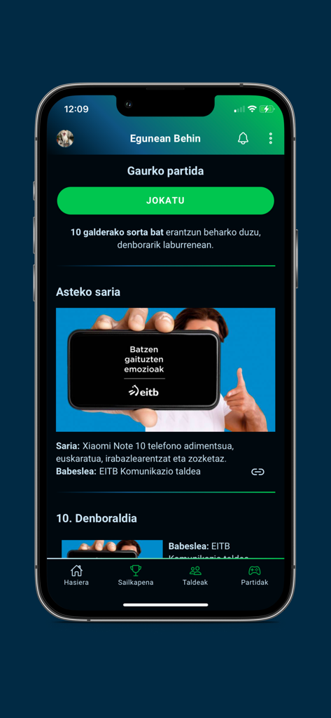 Interfaz de la aplicación móvil Egunean Behin mostrando la pantalla de inicio del juego de trivia diaria del idioma vasco con un botón de reproducción e información sobre premios semanales.