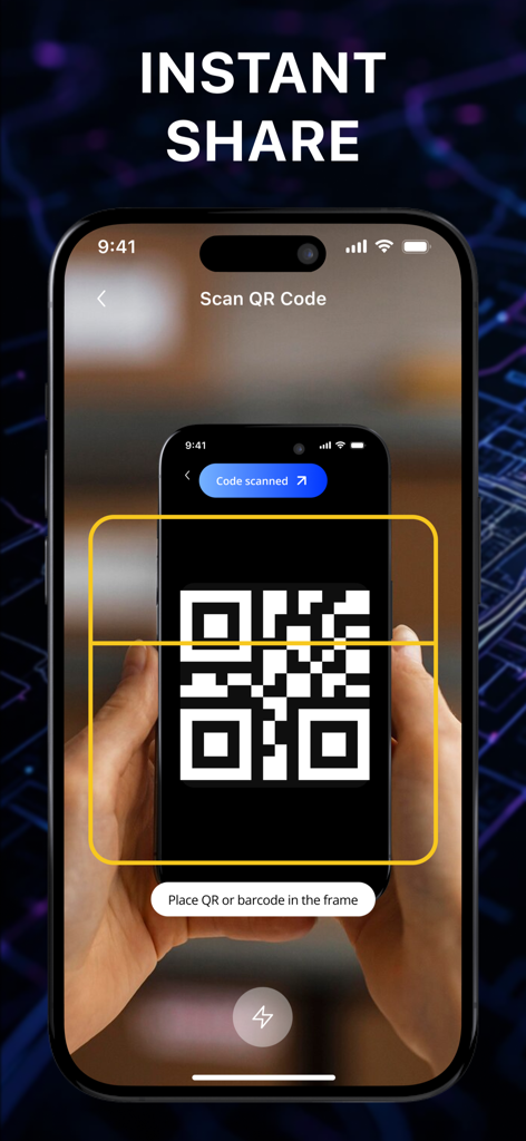 GPS-Locator: Geo Find Location - GPS-Locator 앱 내에서 실시간 위치 공유를 위해 QR 코드를 스캔하는 iPhone 화면.