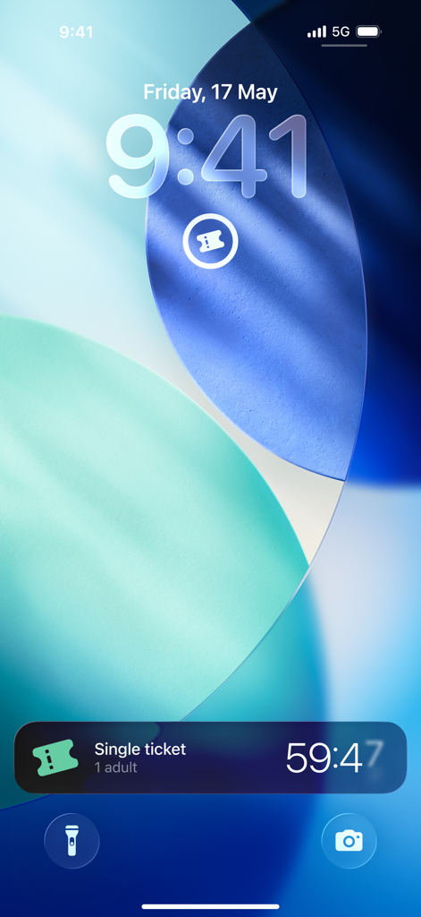 Pantalla de bloqueo del iPhone mostrando un billete de transporte Ruter activo y un widget.