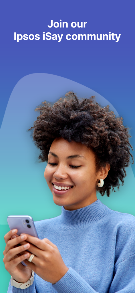 Uma jovem sorrindo usando o aplicativo Ipsos iSay em seu smartphone para participar da comunidade de pesquisas.