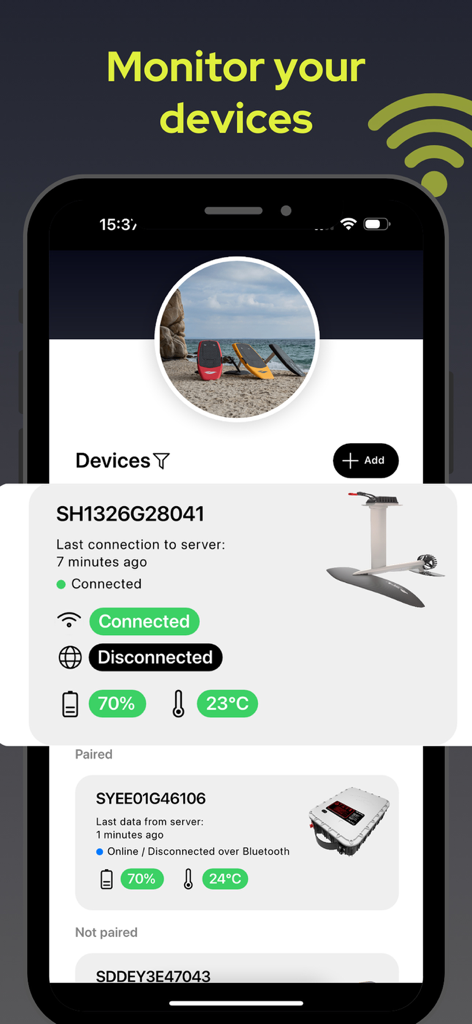SiFly eFoils - Pantalla de smartphone que muestra el panel de monitorización de dispositivos de la aplicación SiFly eFoils con estado de conexión, niveles de batería y datos de temperatura para el equipo de eFoil.
