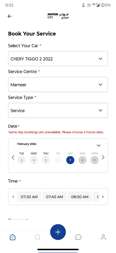 Motor City Bahrain - Oberfläche zur Servicebuchung in der Motor City Bahrain App, die Fahrzeugauswahl, Datum und Zeitfenster anzeigt.