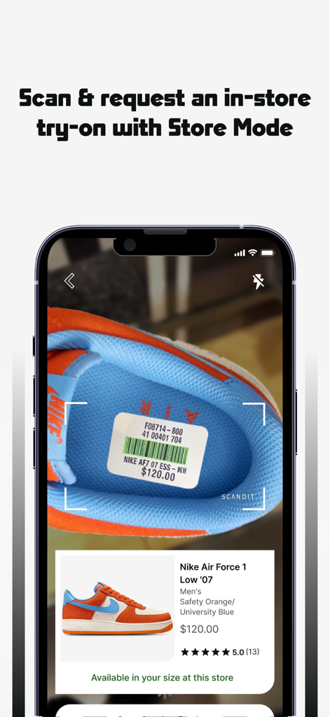 Ein Smartphone verwendet die Store-Modus-Funktion der Foot Locker App, um einen Sneaker-Barcode für eine Anprobe im Geschäft zu scannen