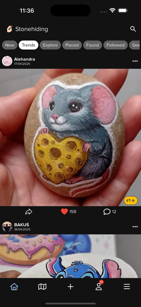 Stonehiding - Uma mão a segurar uma pedra pintada com um rato na tela de tendências da app Stonehiding