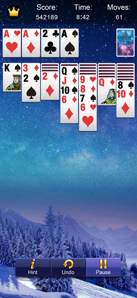 Interfaccia del classico gioco di carte Solitario con uno sfondo paesaggistico di montagna innevata